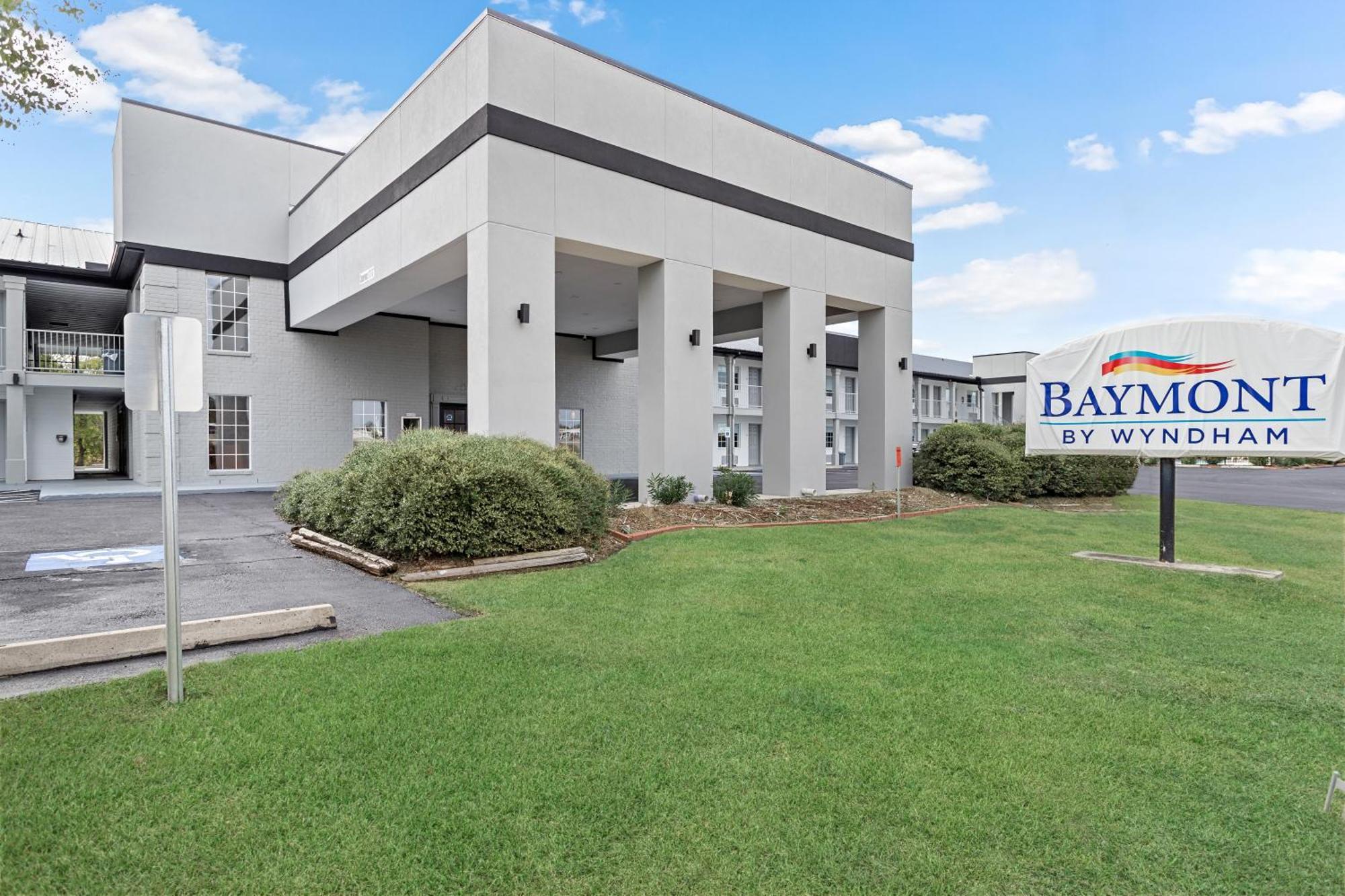 Baymont By Wyndham Beaumont Hotel Exterior foto